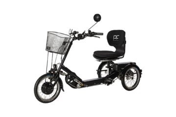 🚴‍♂ De Black Jaguar bij H&H Dutch Bikes! 🚴‍♀ We zijn trots om bij H&H Dutch Bikes de nieuwste toevoeging aan ons assortiment te presenteren: de Black Jaguar. Deze unieke driewieler is gebaseerd op de iconische PF Disco driewieler fiets en is nu beschikbaar in zowel de standaard uitvoering als met elektrische ondersteuning. Met de Black Jaguar kies je voor ultiem rijcomfort, stijl en stabiliteit. Of je nu op zoek bent naar een traditionele driewieler of een elektrische variant om moeiteloos lange afstanden af te leggen, dit model biedt het allemaal. Dankzij de elektrische ondersteuning rijd je met gemak door elke omgeving, van stadsstraten tot landelijke wegen. Waarom zou je kiezen voor minder als je kunt rijden in stijl met de Black Jaguar? Kom langs bij H&H Dutch Bikes en ervaar de perfecte combinatie van innovatie en klassiek ontwerp zelf! #BlackJaguar #PFDIsco #HHDutchBikes #Driewieler #ElektrischeDriewieler #MobiliteitInStijl #ComfortabelFietsen